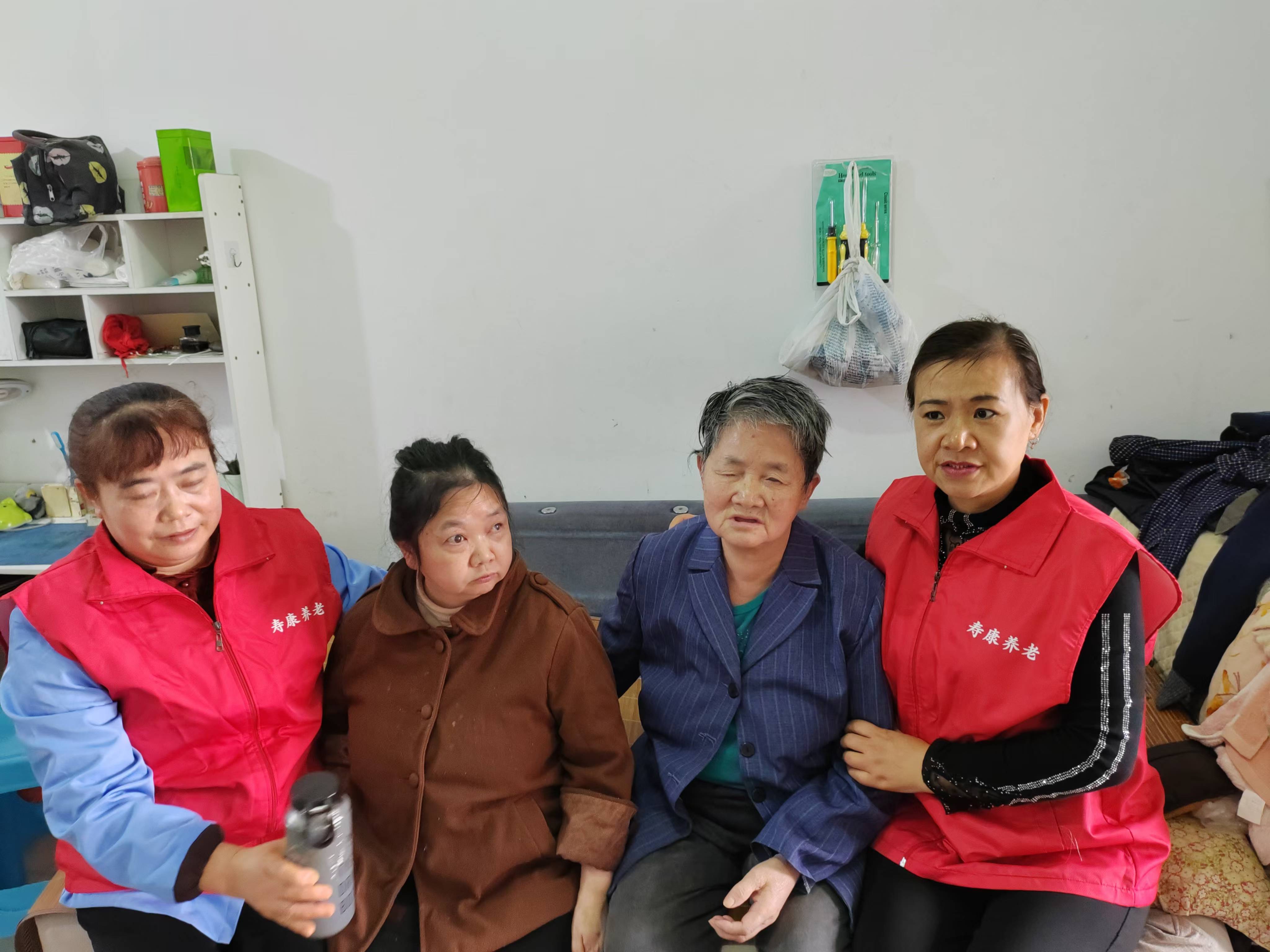 关爱失明老人，传递温暖力量